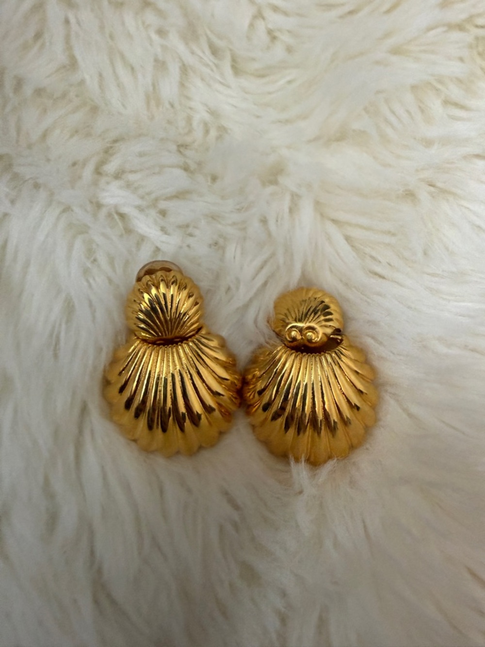 KENNETH JAY LANE GOLD SEASHELL CLIP EARRINGS - Picture 5 of 6